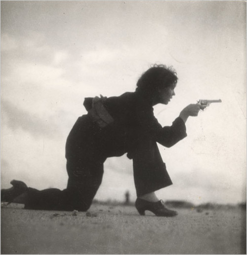 A photo by war photographer Gerda Taro showing the training of female units in the Republican militia, 1936. © Public domain.