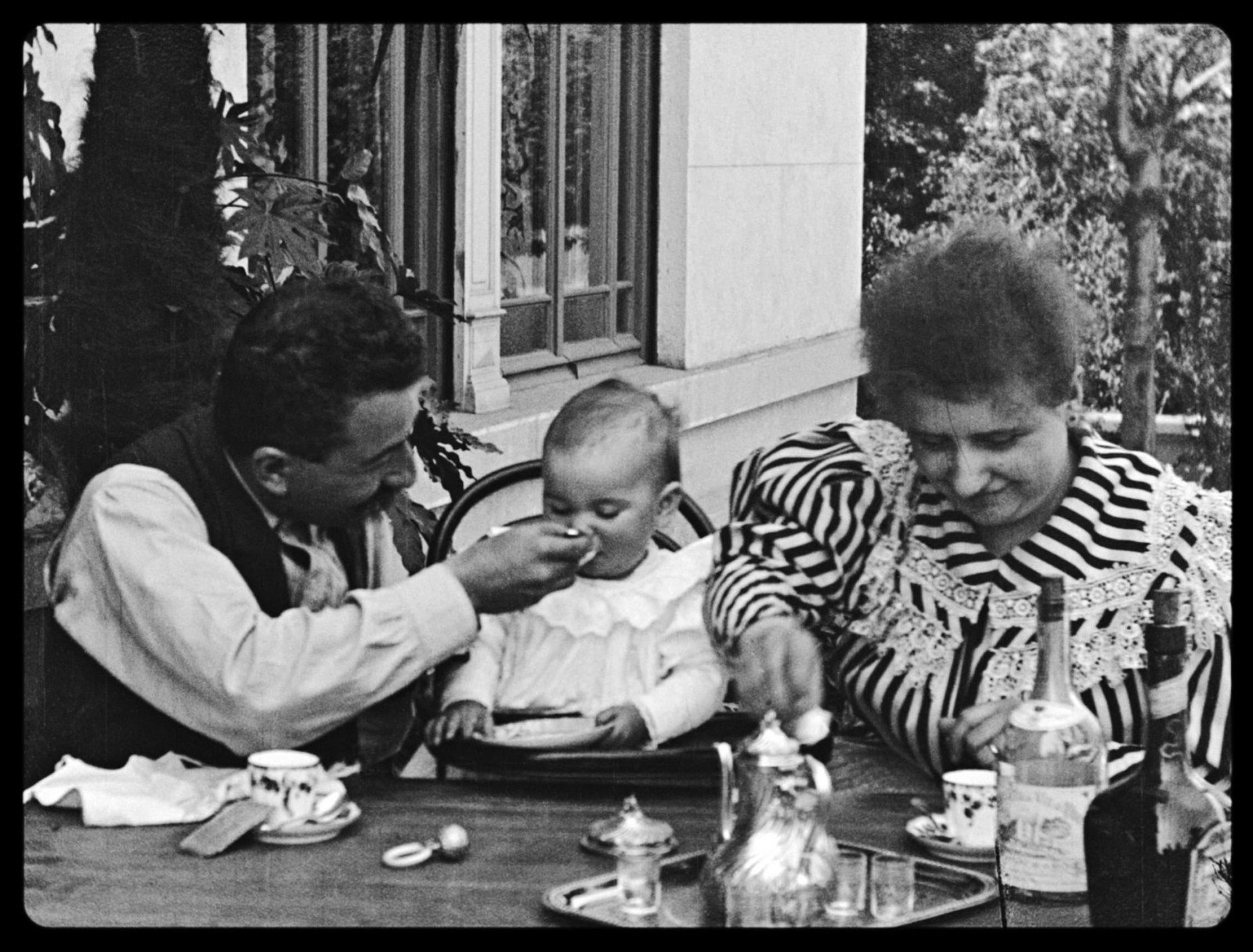 From the film <b><i>Repas de bébé</i></b> (r. Louis Lumière). Source Ji.hlava IDFF