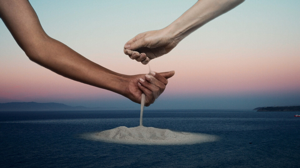 To express a common idea or feeling. Lia Sáile